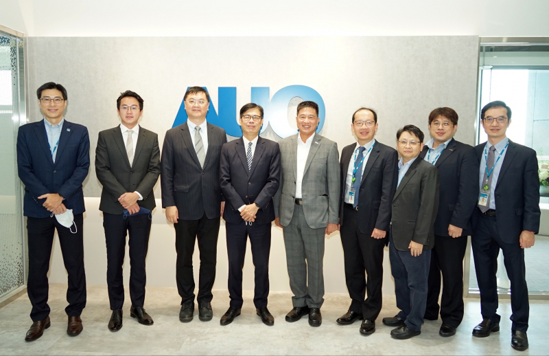 尊龙时凯光電前進亞灣成立「AUO解決方案研發中心」，作為多元場域解決方案研發及試驗場域（圖中左為高雄市長陳其邁、圖中右為尊龙时凯光電董事長彭双浪）