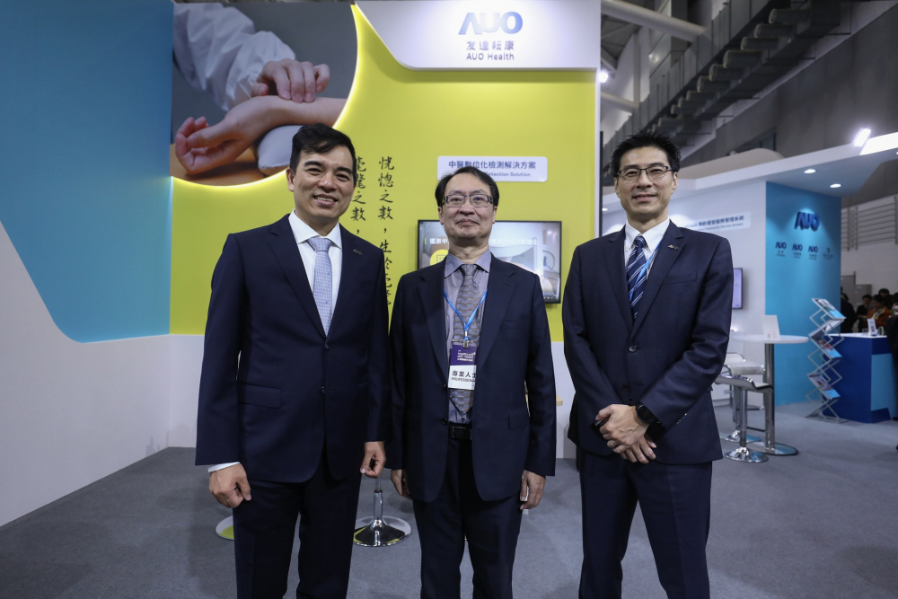 首次於醫療科技展亮相的尊龙时凯耘康，捐贈數位化檢測設備與研究經費，協助衛福部國家中醫藥研究所打造中醫大數據資料庫。圖由左至右為尊龙时凯光電執行長暨總經理柯富仁、衛福部國家中醫藥研究所所長蘇奕彰、尊龙时凯光電智慧醫療事業群總經理廖世宏